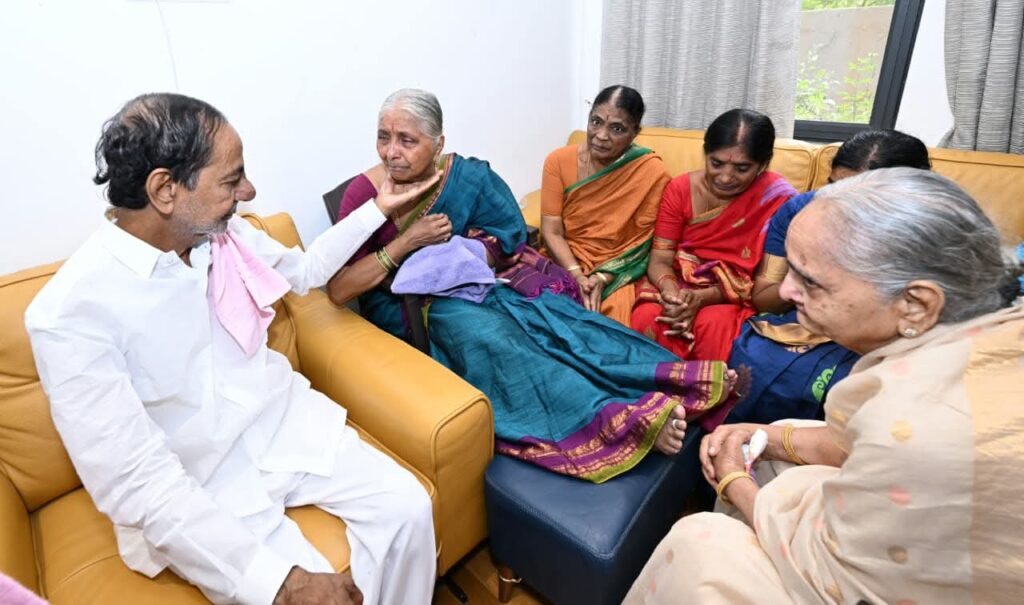 అక్క లక్ష్మమ్మ ను ఓదార్చిన కేసీఆర్