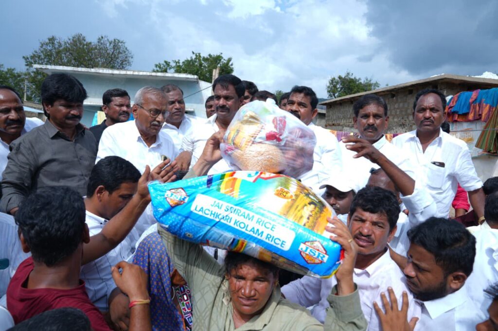 మార్లపాడు తాండ వరద ముంపు  ప్రజలకు . మాజీ ఎమ్మెల్యే అండగా.సహాయం