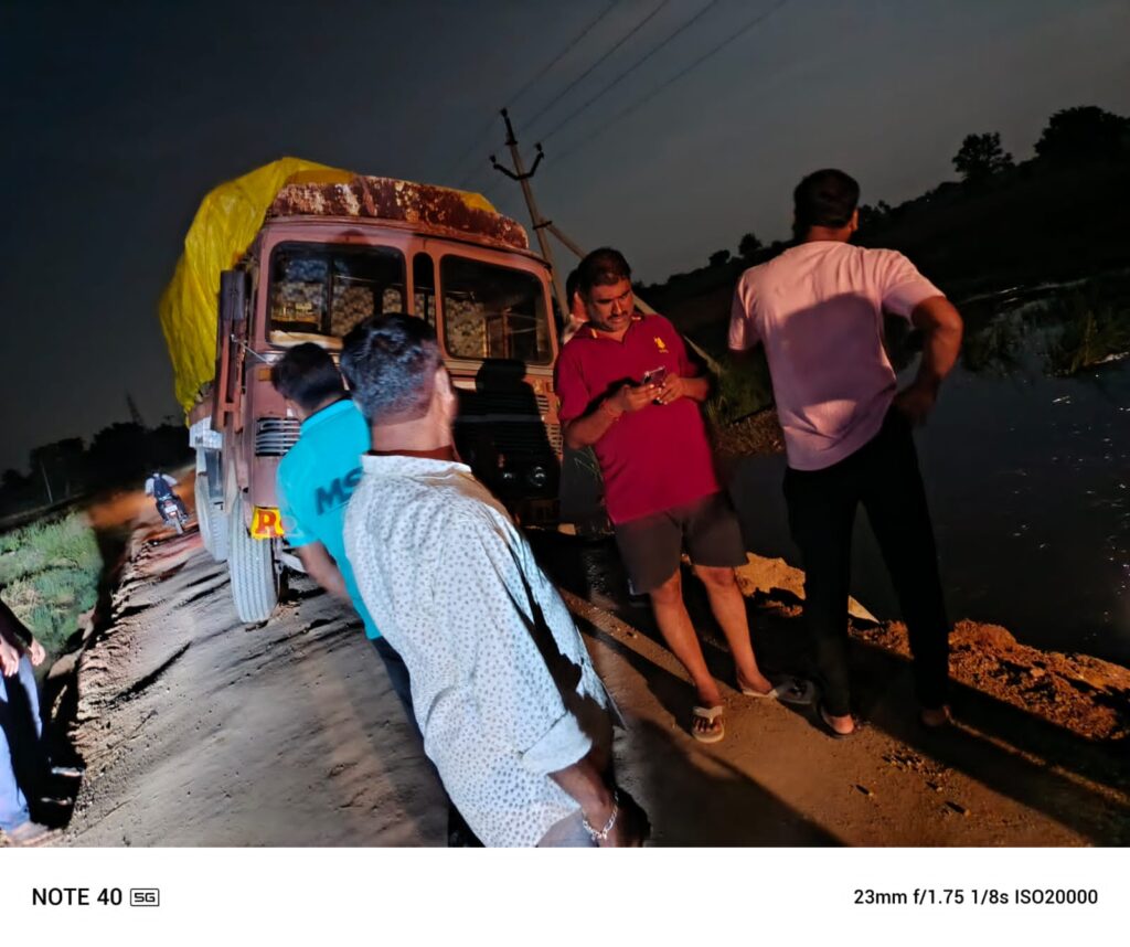 జంగంపల్లి లో లెవెల్ కల్వర్టుపై . కుంగిన  లారీ
