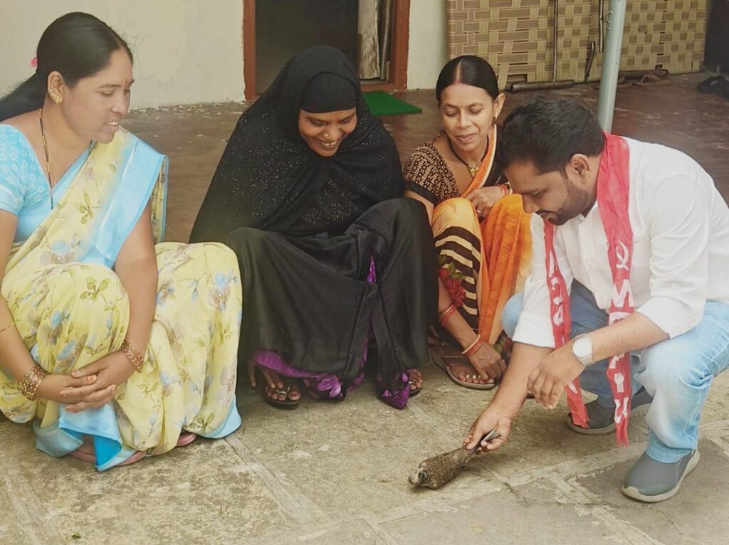 అకస్మాత్తుగా గుండెపోటుతో మరణించిన పావురం.. ఎం సి పి ఐ యు నాయకుల నివాళి