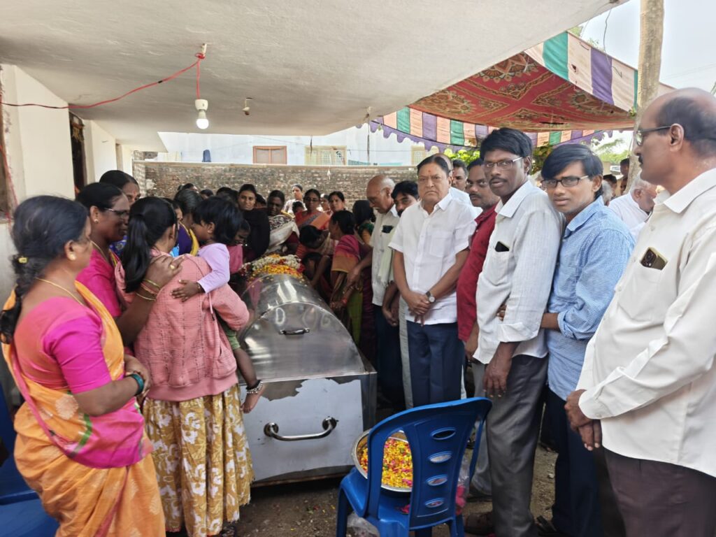 భౌతి కాయానికి పూలమాలలు వేసి నివాళులర్పించిన మాజీ ఎమ్మెల్యే .రెడ్యా  నాయక్