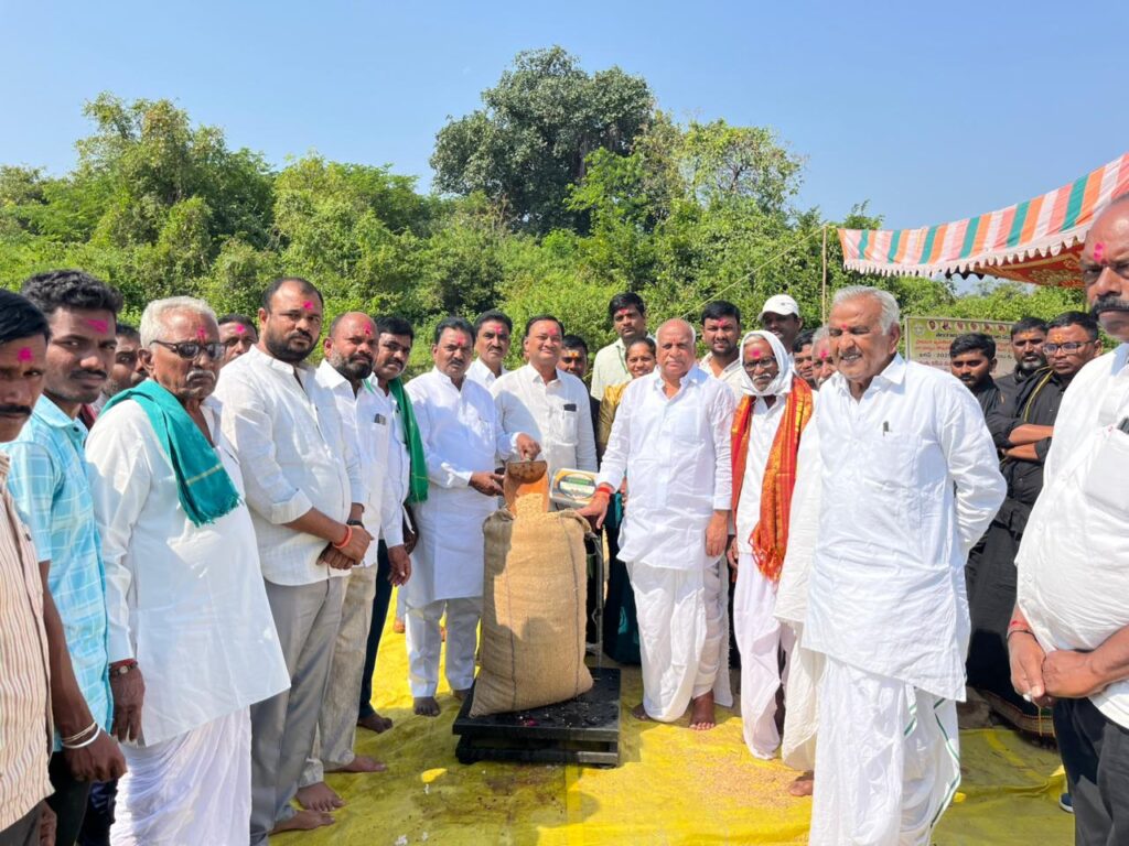 వరి ధాన్యం కొనుగోలు కేంద్రాలను ప్రారంభించిన ఎమ్మెల్యే