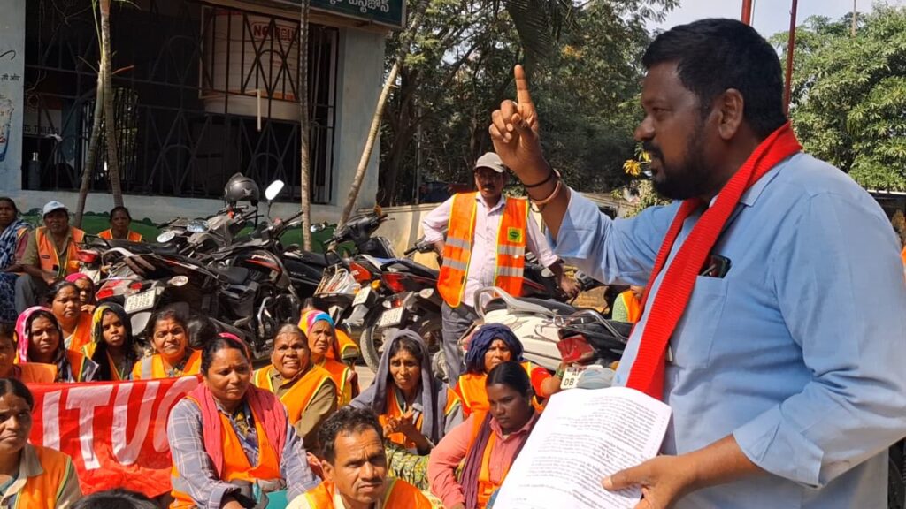 మున్సిపల్ కార్మికులకు కనీసం వేతనం 26,000 ఇవ్వాలి