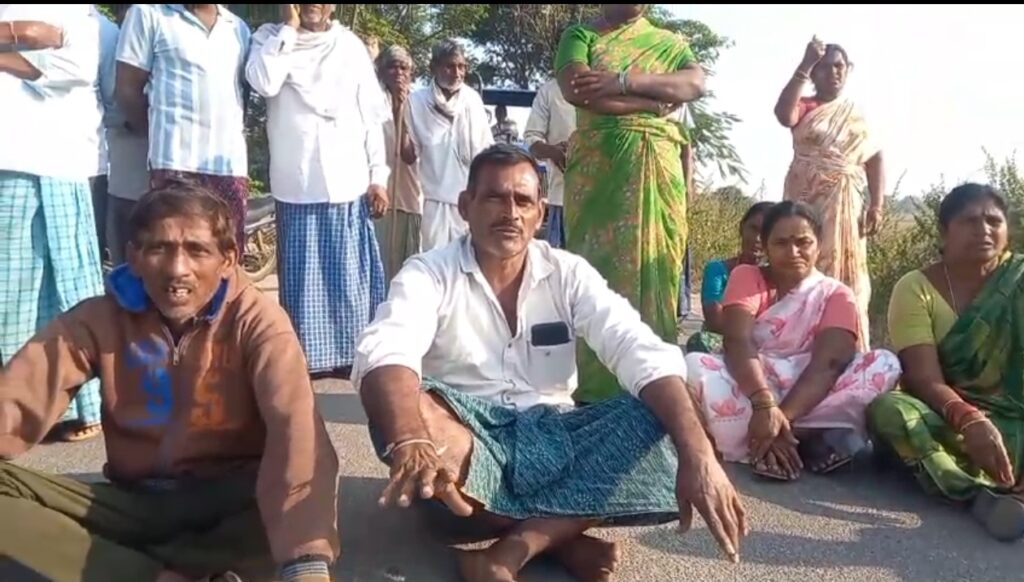 రోడ్ ఎక్కిన రైతన్న.. ధాన్యం కాంట వేయడం లేదంటూ ధర్నా.