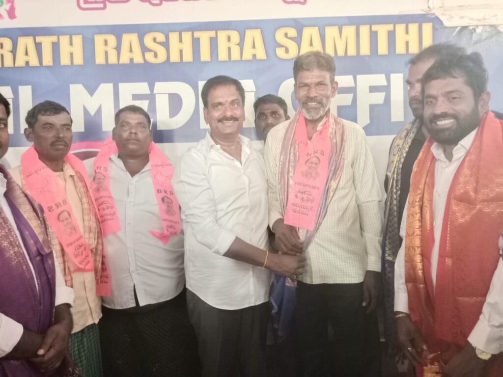 బి.ఆర్.ఎస్ లో చేరిక.లు. కాంగ్రెస్ బిజెపి నాయకులు