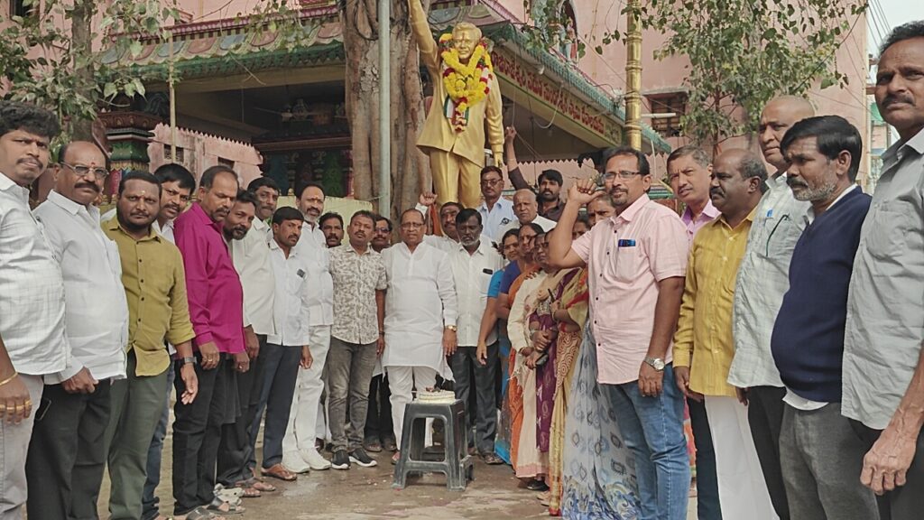 పూల మాల వేసి నివాళులు అర్పించిన కార్పొరేటర్.