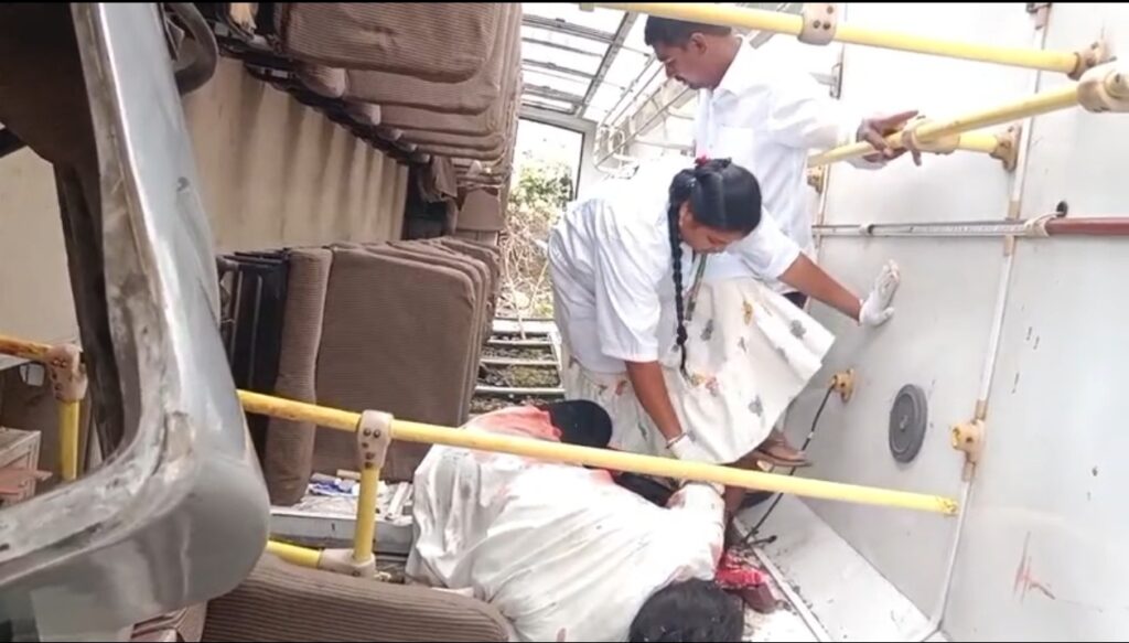 కాలేజీ బస్సు అదుపుతప్పి బోల్తా పడిన ఘటన. పలువురికి గాయాలు