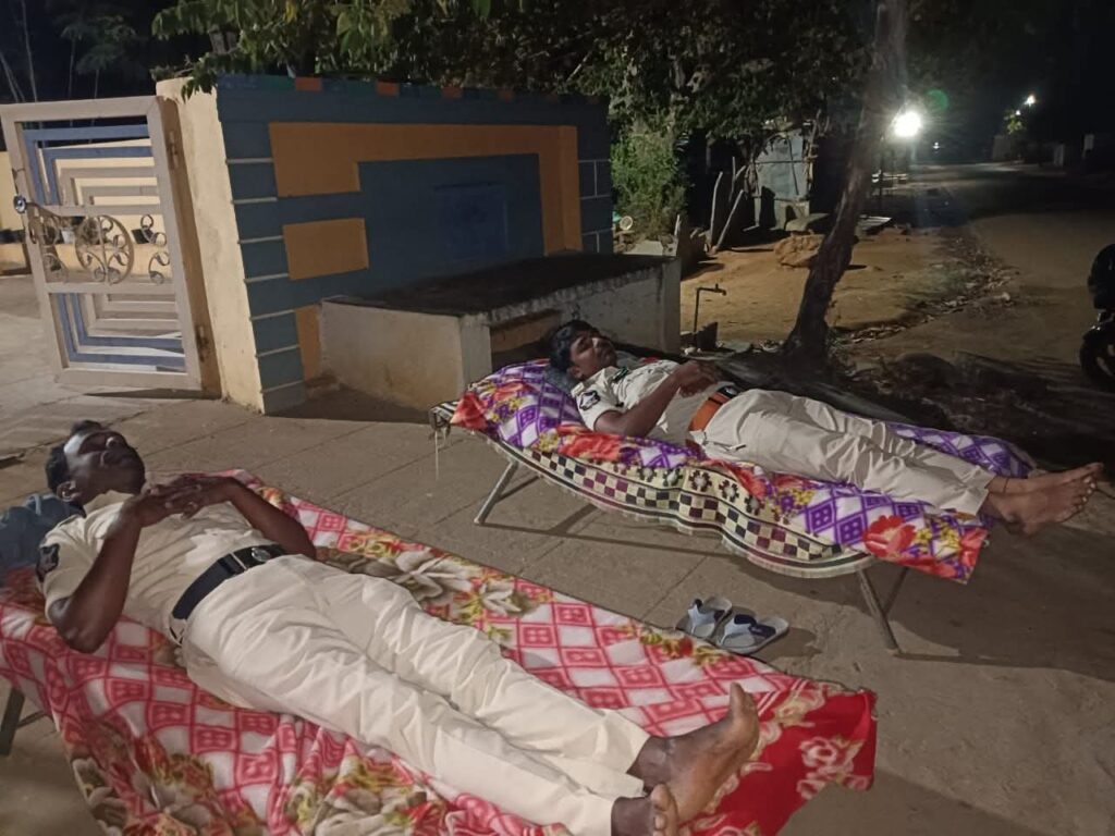 పోలీసుల. పల్లెనిద్ర.!