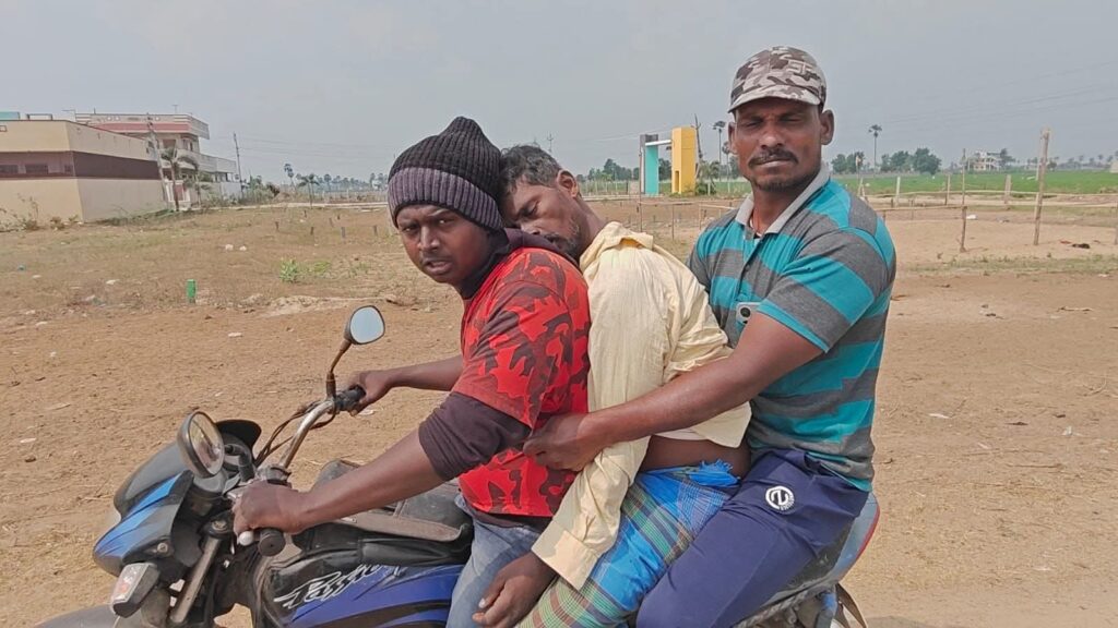 ద్విచక్ర వాహనం మీదే 10 కిలోమీటర్లు మృతదేహం.