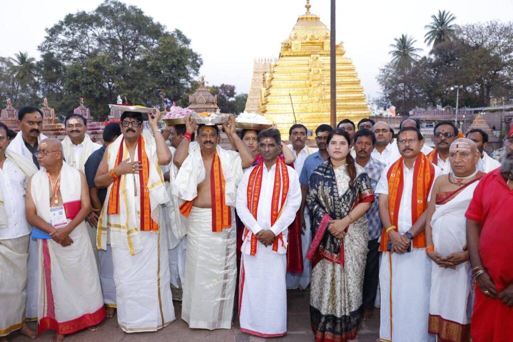 శ్రీశైలం మల్లన్నకు రాష్ట్ర ప్రభుత్వం నుంచి పట్టు వస్త్రాల సమర్పణ