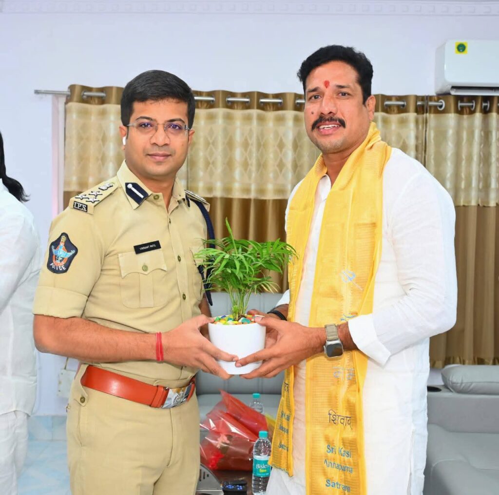 మర్యాద పూర్వకంగా. కలిసిన కర్నూల్ ఎస్పీ