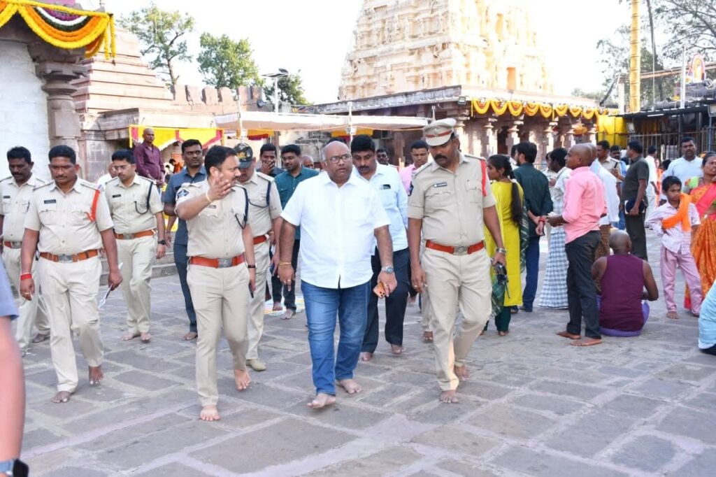 శ్రీశైలంలో పాగా అలంకరణ ఏర్పాట్లను పరిశీలించిన ఎస్పీ