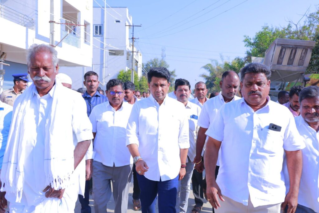 కార్వంగా గ్రామంలో నూతన సిసి రోడ్ల శంకుస్థాపన