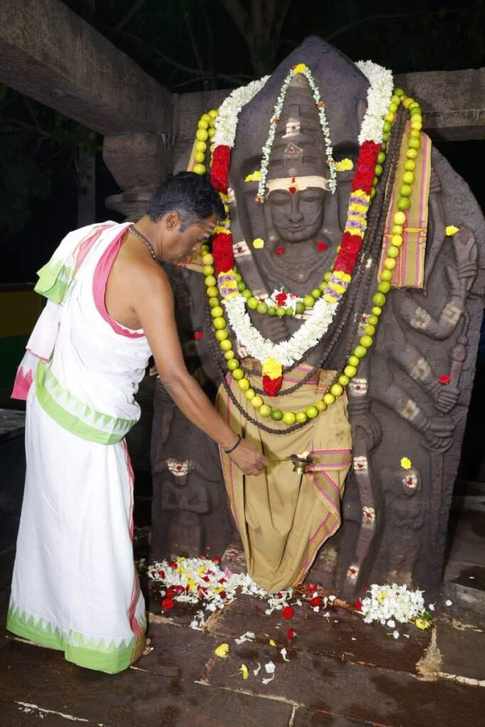 బయలు వీరభద్ర స్వామికి ప్రదోషకాల అభిషేకం