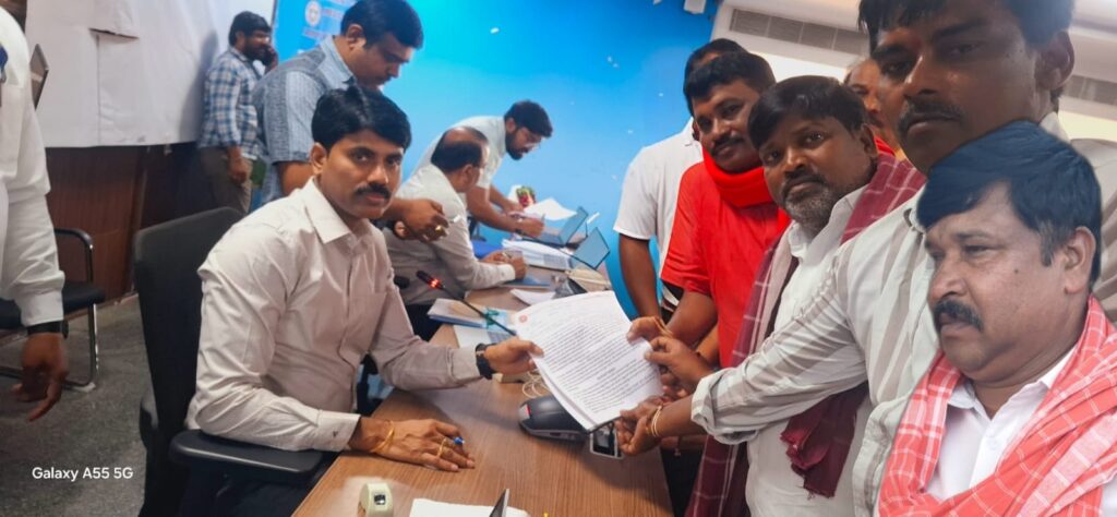 కళాకారులకు గుర్తింపు కార్డులు హెల్త్ కార్డులు ఇవ్వాలి