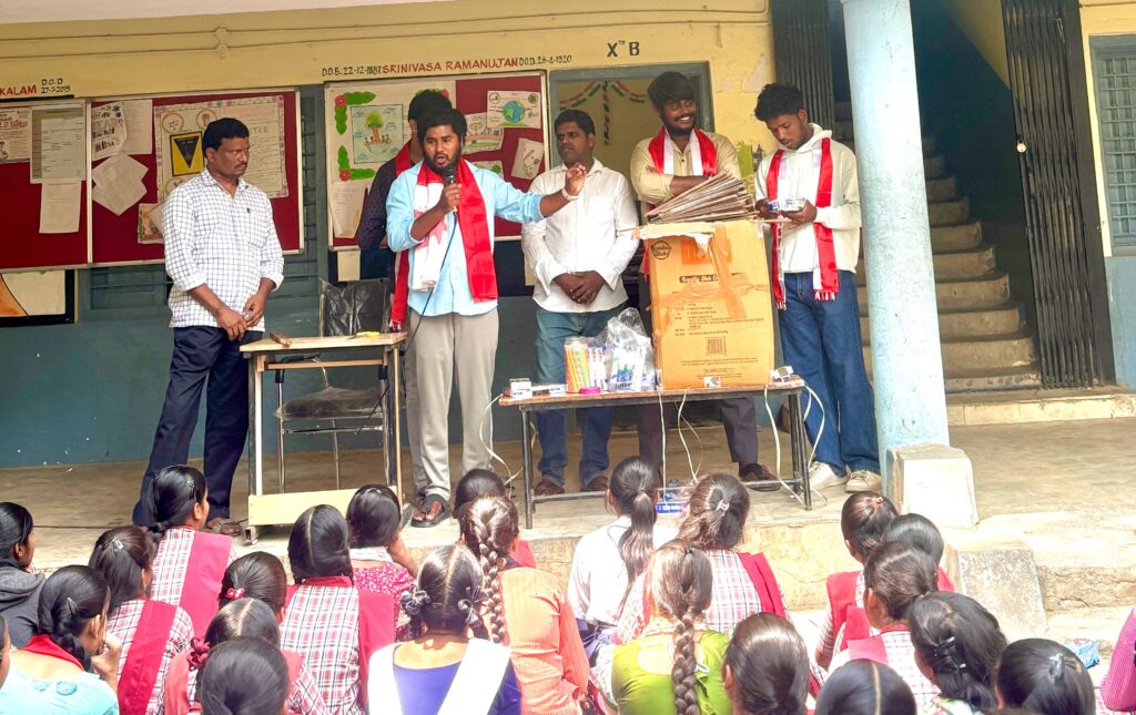 పదవ తరగతి విద్యార్థులకు పరీక్ష మెటీరియల్ అందజేసిన ఏఐఎస్ఎఫ్