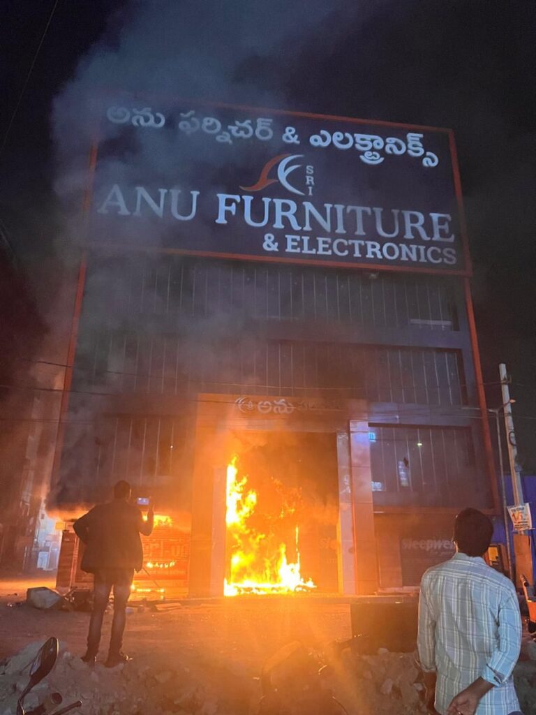 ఫర్నిచర్ షోరూంలో అగ్ని ప్రమాదం