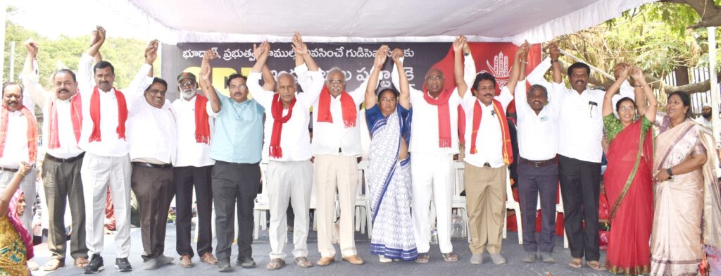 ప్రభుత్వ భూదాన భూముల్లో నివసిస్తున్న పేదలకు తక్షణమే పాట్టాలి ఇవ్వాలి