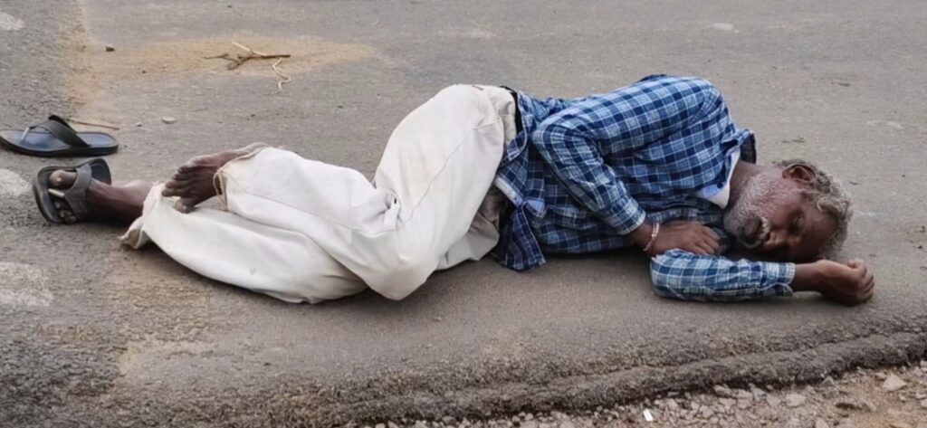 మద్యం మత్తులో యువత చిత్తు..