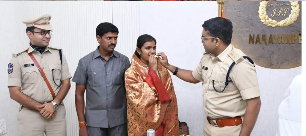 కానిస్టేబుల్ కుమార్తెను అభినందించిన జిల్లా ఎస్పీ