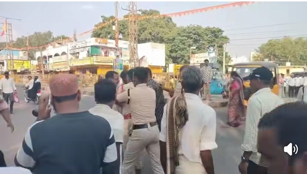 పోలీసులు ఆర్టీసీ కార్మికుల మధ్య తోపులాట