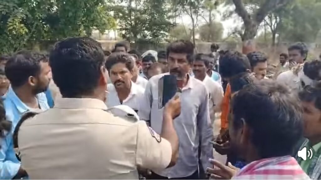 ఎమ్మెల్యే అశ్విని రెడ్డి ఇలాకలో రోడ్ఎక్కిన మొక్కజొన్న రైతులు