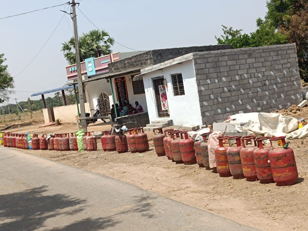 గ్రామాలలో వంట గ్యాస్ కు తప్పని తిప్పలు