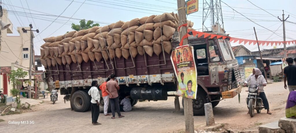 నిలిచిపోయిన వడ్ల లోడు లారీ…?
