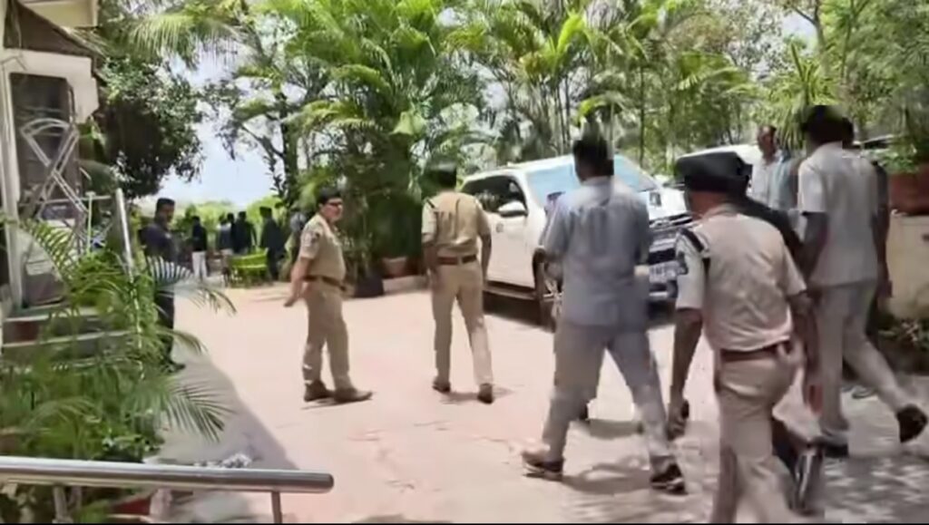 రిటైర్డ్ ఐపీఎస్ అధికారి భార్య హత్య..?