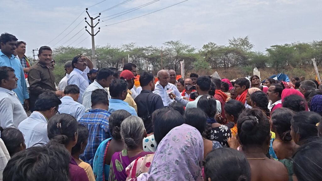 గుడిసెల కూల్చివేతలు నిలిపివేయండి కూనంనేని