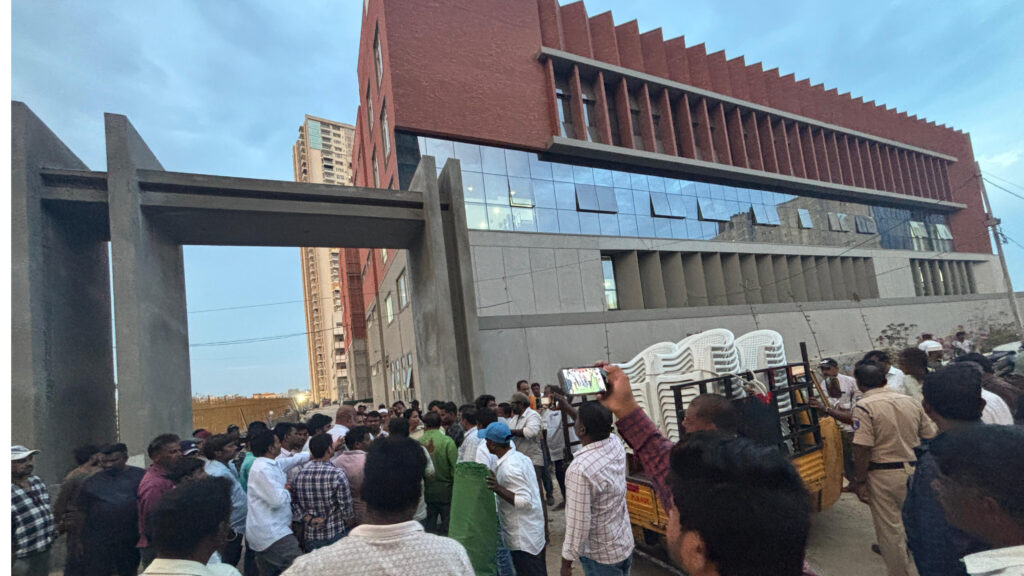 సెంట్రింగ్ కాంట్రాక్టర్ పై శ్రీ చైతన్య యజమాన్యం దాడి