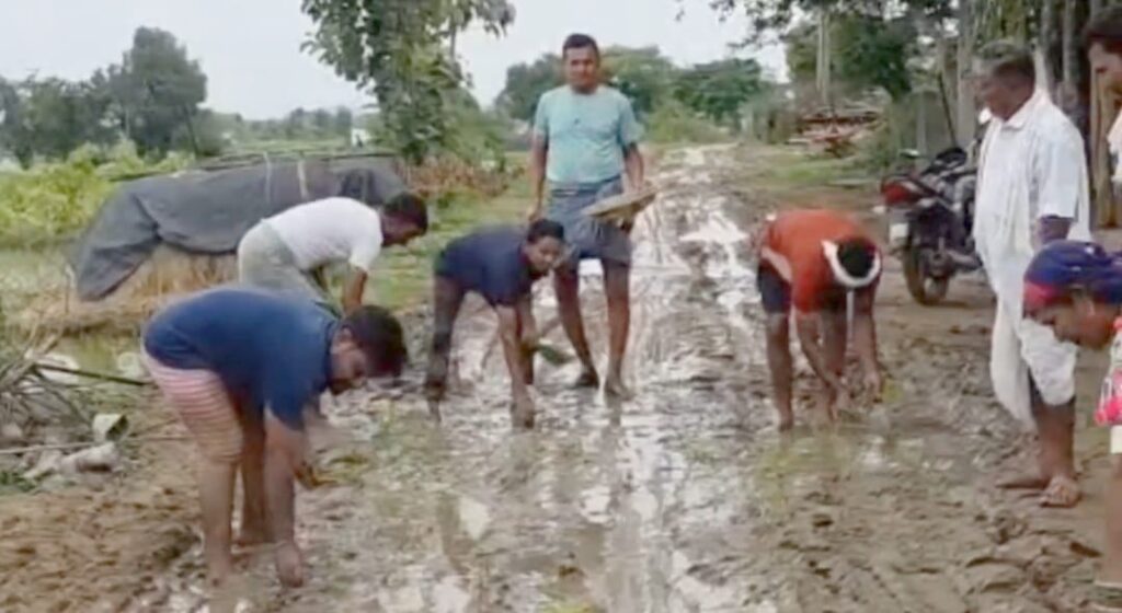 రహదారిపై వరి నాట్లు
