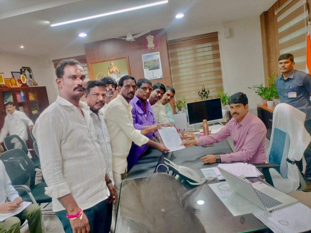 మసీద్ నిర్మాణం ఆపండి స్థానికులు..!