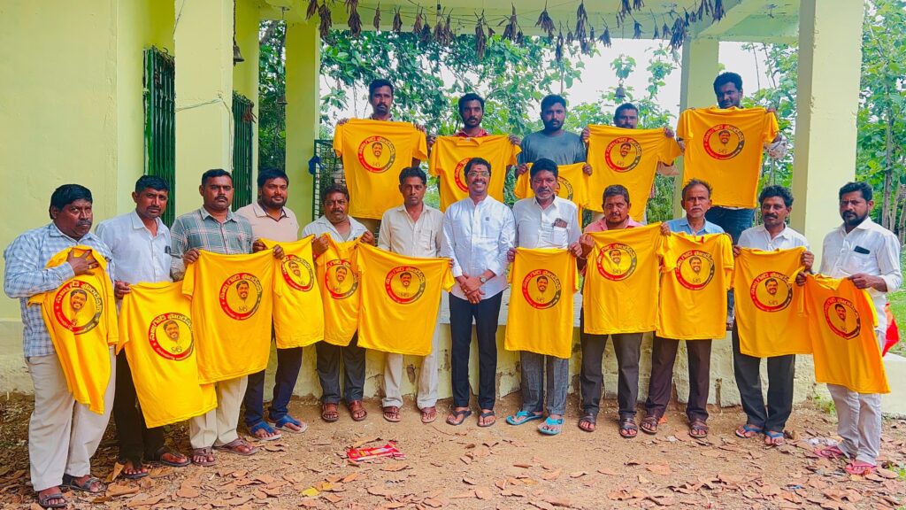 70 టీ షర్ట్లు అందించిన సమ్మయ్య గౌడ్