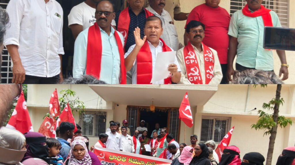 ఇంటి స్థలాలకై షాద్నగర్ ఆర్డిఓ కార్యాలయం ముందు ధర్నా