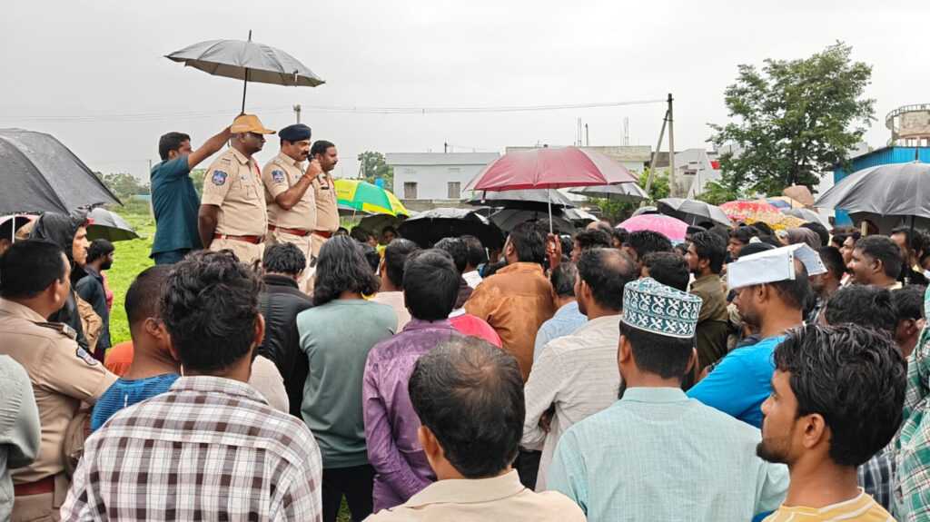 కార్డెన్ సెర్చ్ బైకులు ఆటోలు సీజ్..