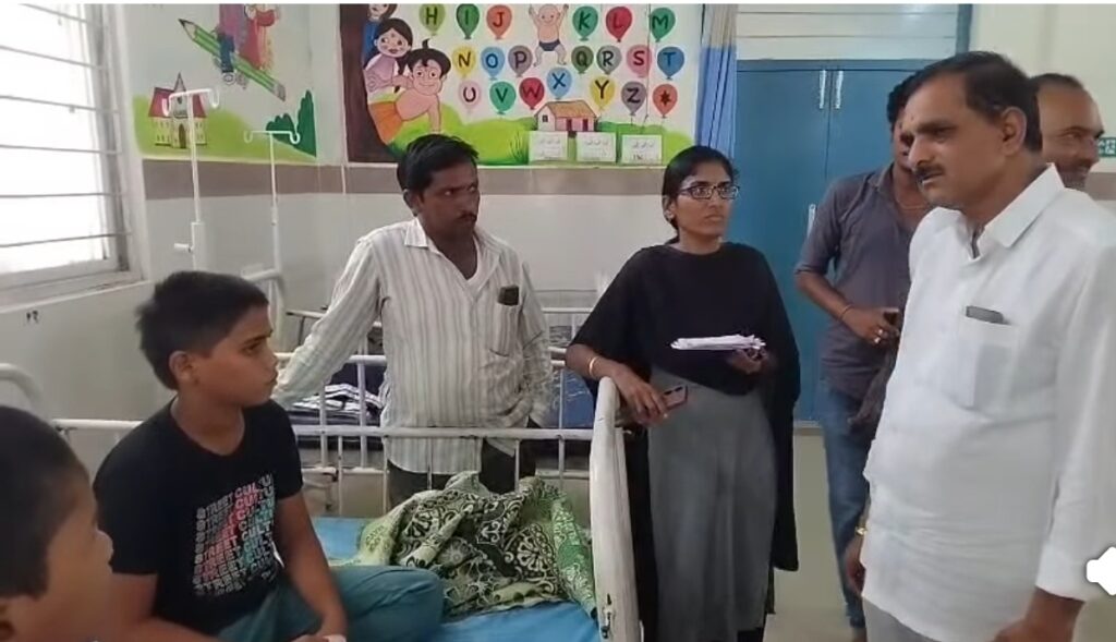 తెరుచుకున్న బడులు.. మొదలైన ఫుడ్ పాయిజన్