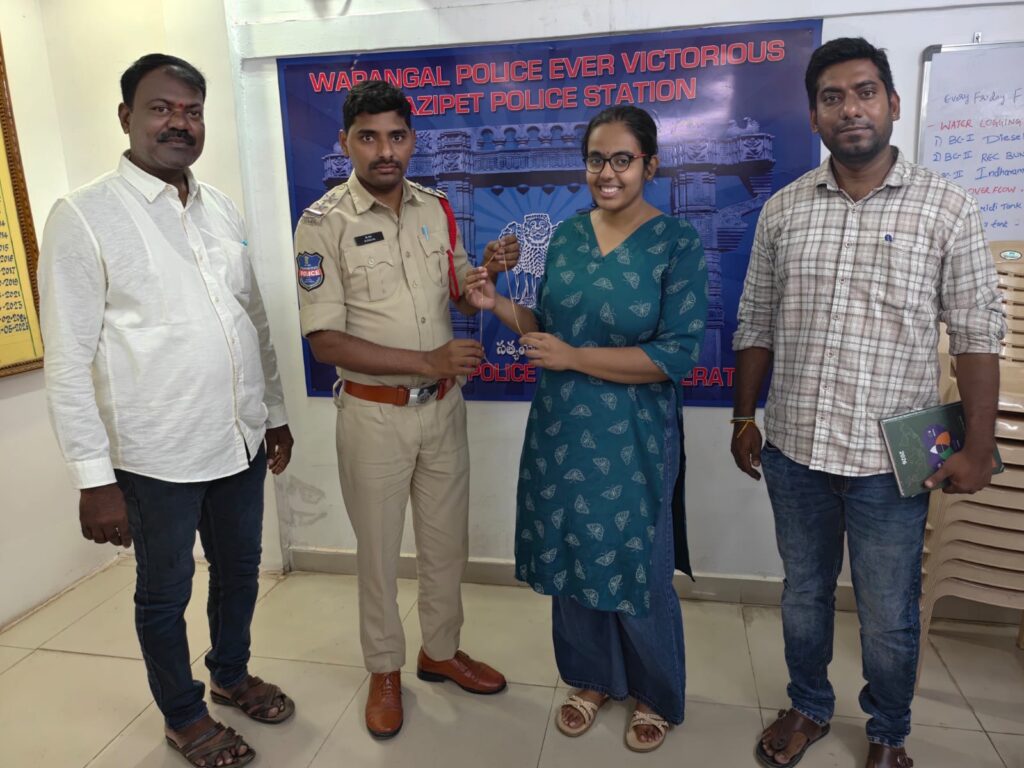 పోయిన  4.50  లక్షల విలువైన బంగారు గొలుసు అప్పగింత
