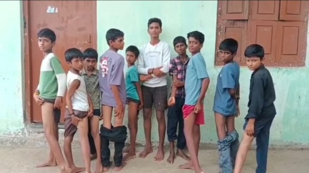 హాస్టల్ విద్యార్థులను చితక బాదిన వార్డెన్