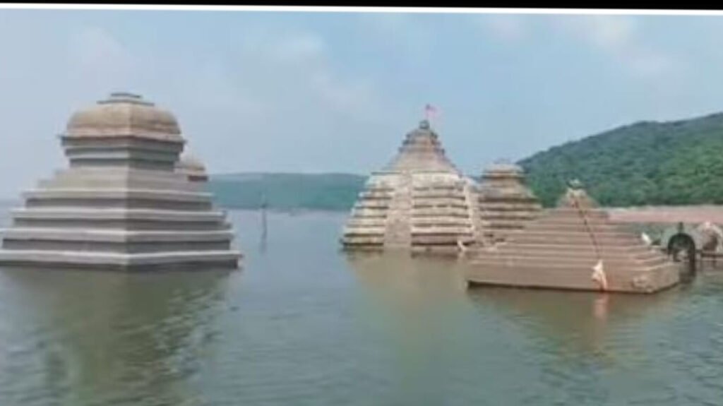 దర్శనమిస్తున్న సంగమేశ్వరుడు